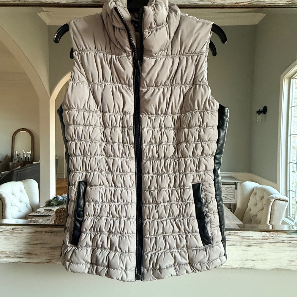 Black Rivet Women's Quilted Vest - Black and Tan